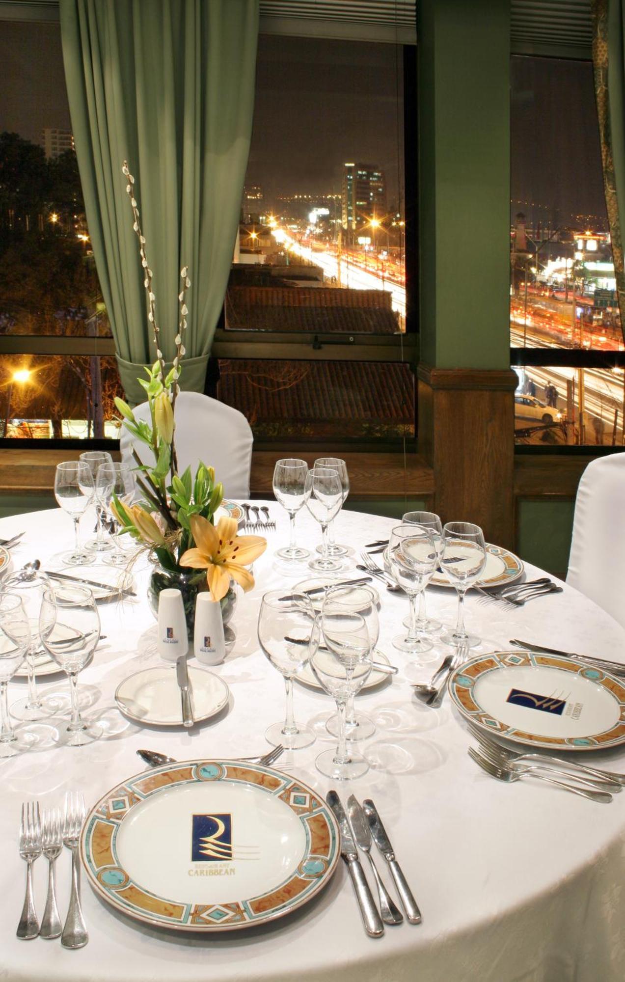 ホテル リーガル パシフィック サンティアゴ エクステリア 写真 A table set for dinner