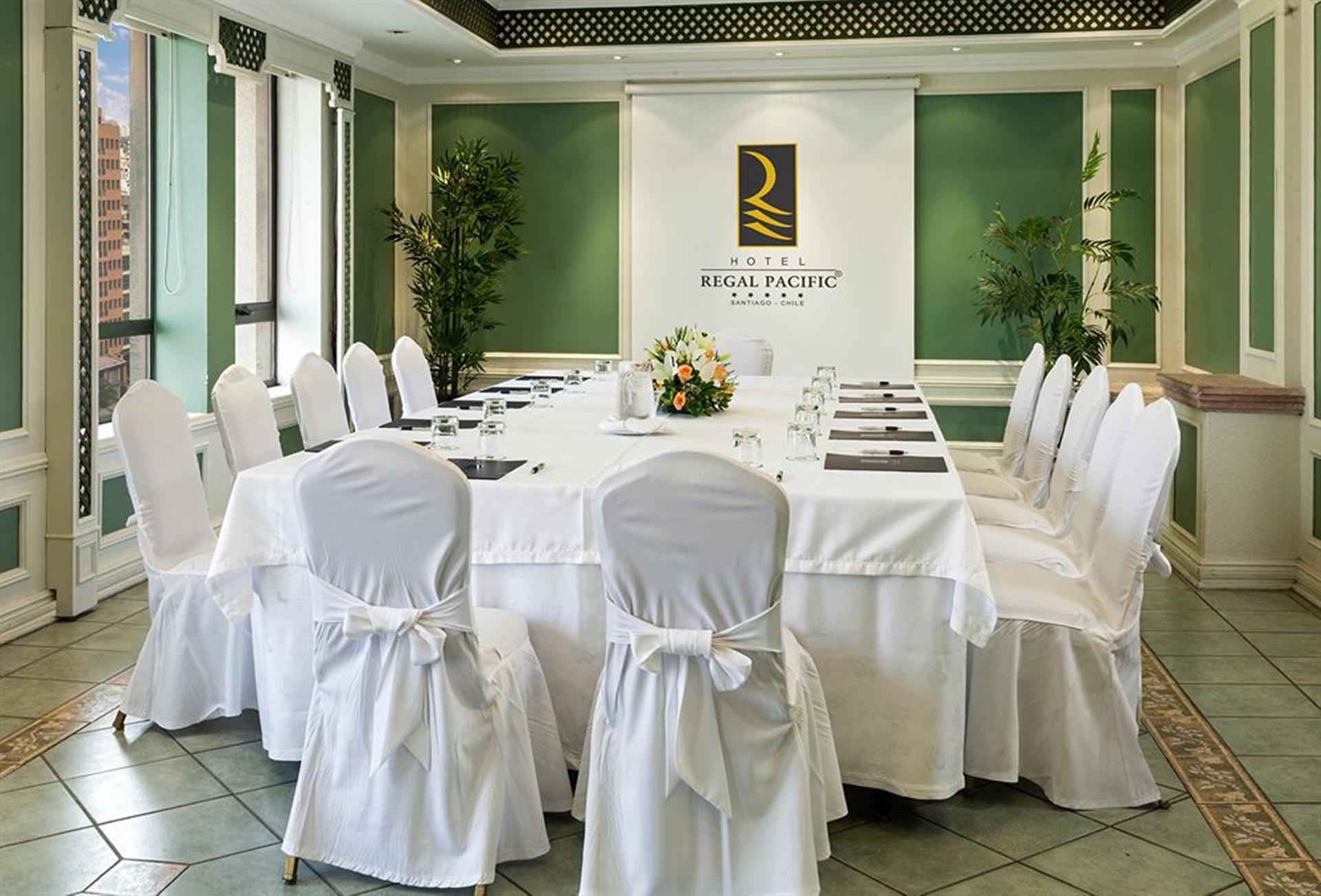 ホテル リーガル パシフィック サンティアゴ エクステリア 写真 A meeting room at the Royal Pacific Hotel