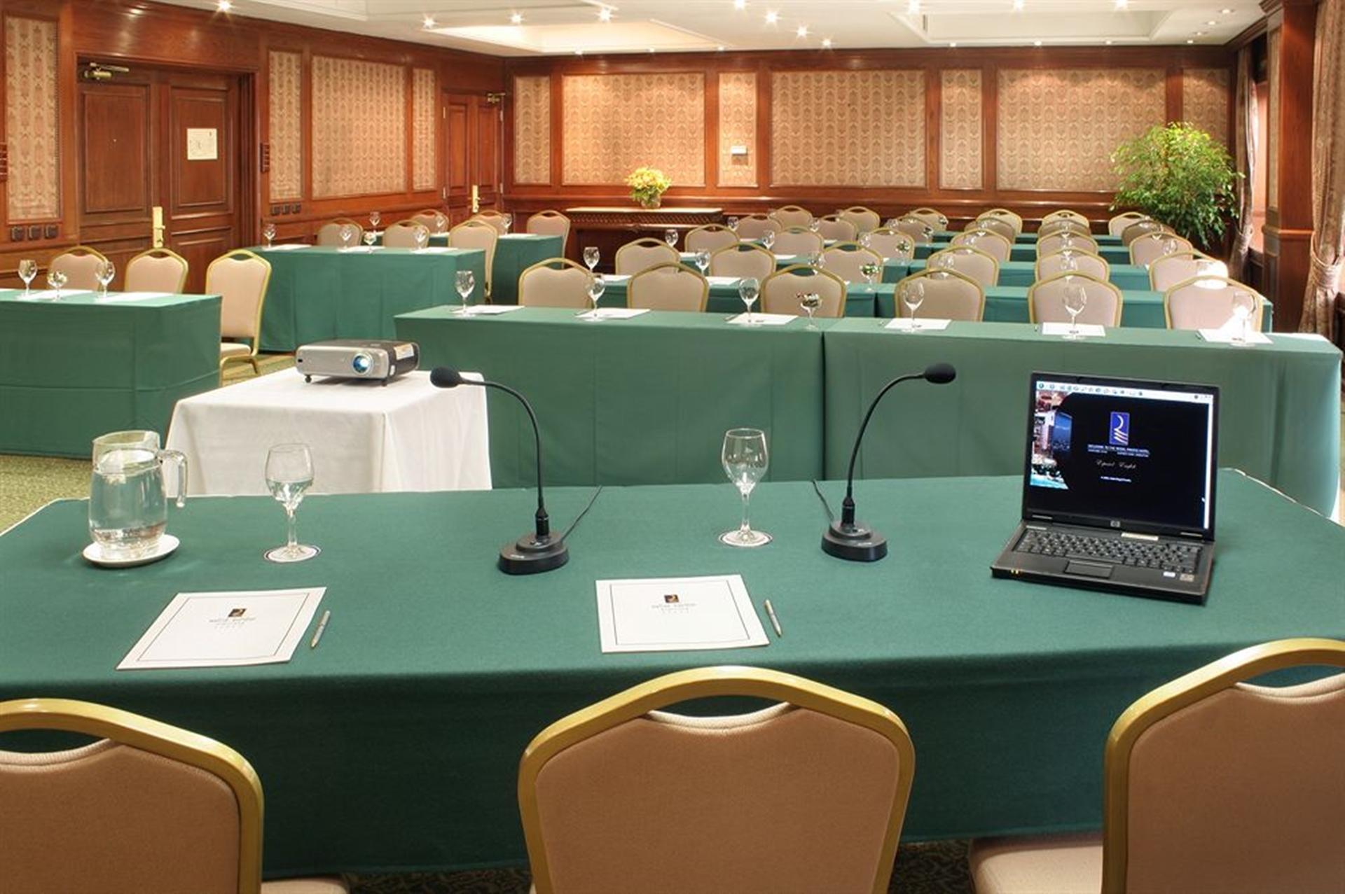 ホテル リーガル パシフィック サンティアゴ エクステリア 写真 A telepresence system in use