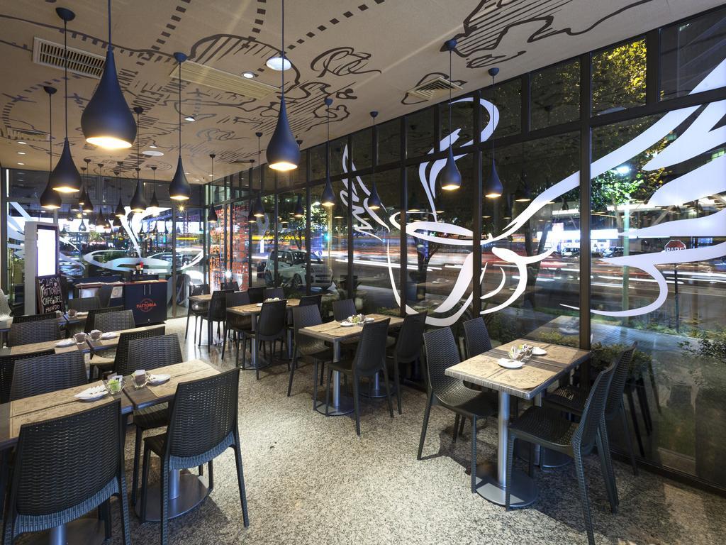 ホテル リーガル パシフィック サンティアゴ エクステリア 写真 Interior of a Starbucks Reserve store in Shanghai, China