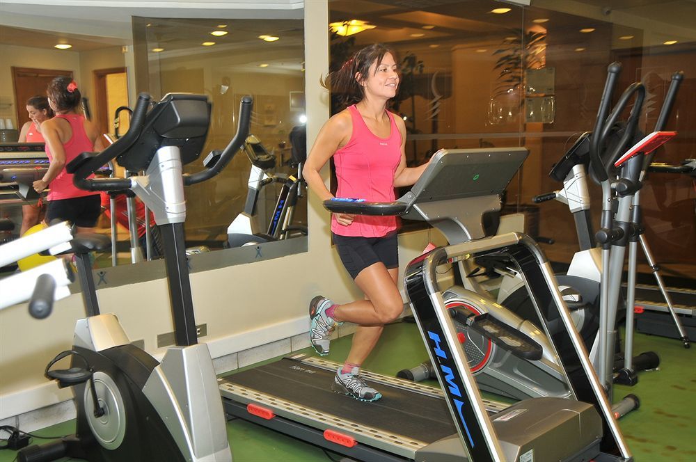 ホテル リーガル パシフィック サンティアゴ エクステリア 写真 A woman on a treadmill